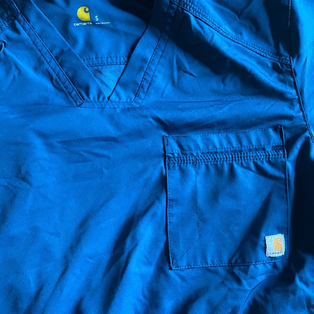 Carhartt scrubs unit of 2.tops. Size small - Picture 5 of 6